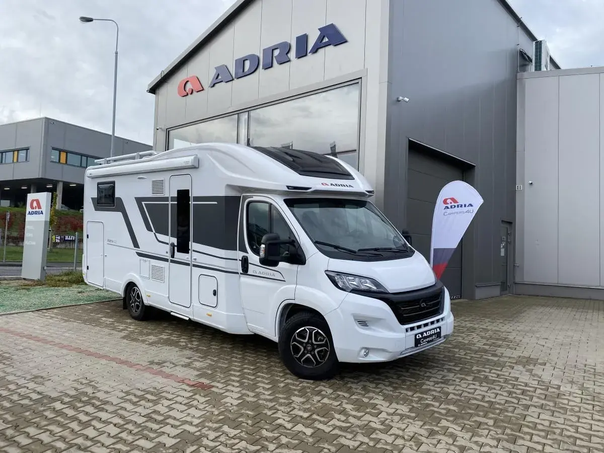 Nowy kamper Adria Matrix 670 SL lśni bielą przed salonem. Gotowy na przygody!