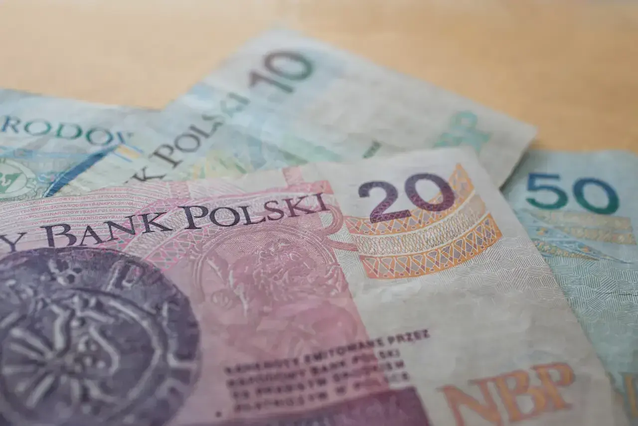 Polskie banknoty 10, 20 i 50 zł. Idealne na wynagrodzenie za urlop i wakacyjne wydatki.