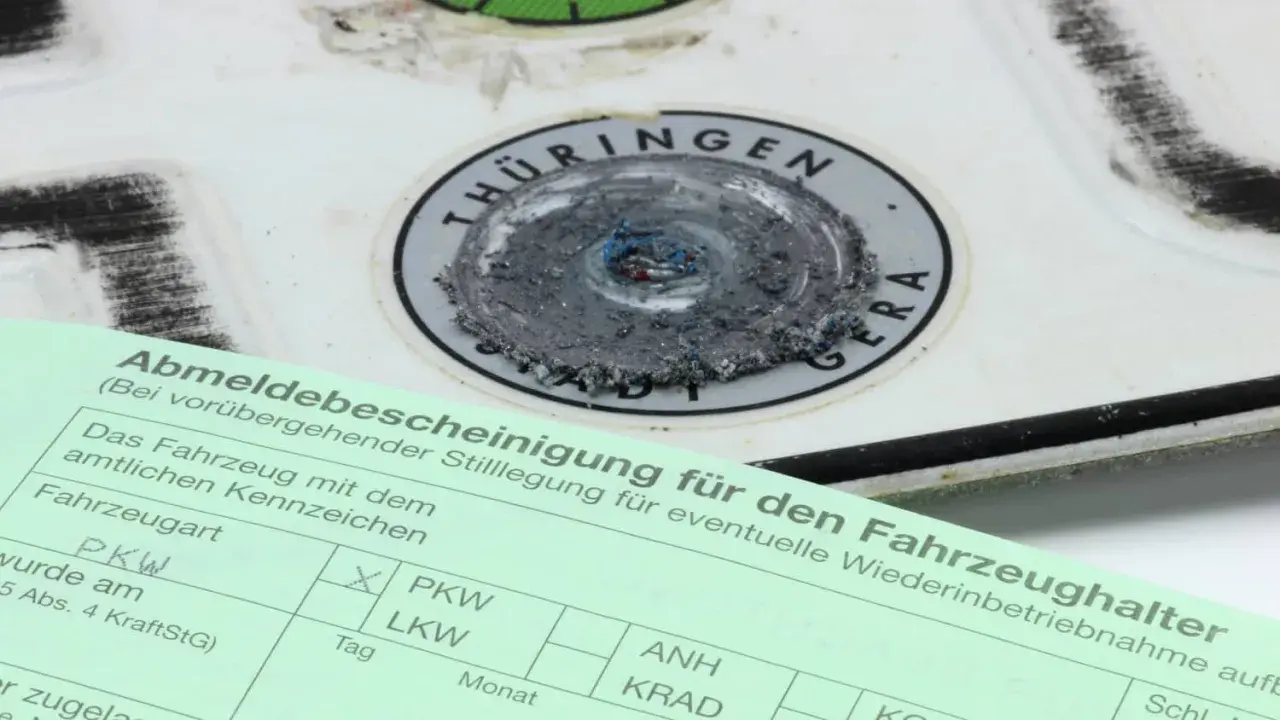 Abgemeldetes Auto gekauft, was nun? Die Abmeldebescheinigung und das Siegel auf dem Kennzeichen zeigen den Status.