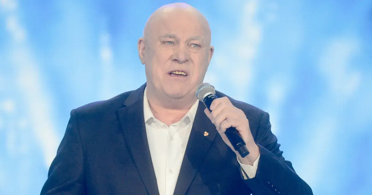 Ryszard Rynkowski, znany artysta, śpiewa do mikrofonu. Jego wiek nie przeszkadza mu w karierze.
