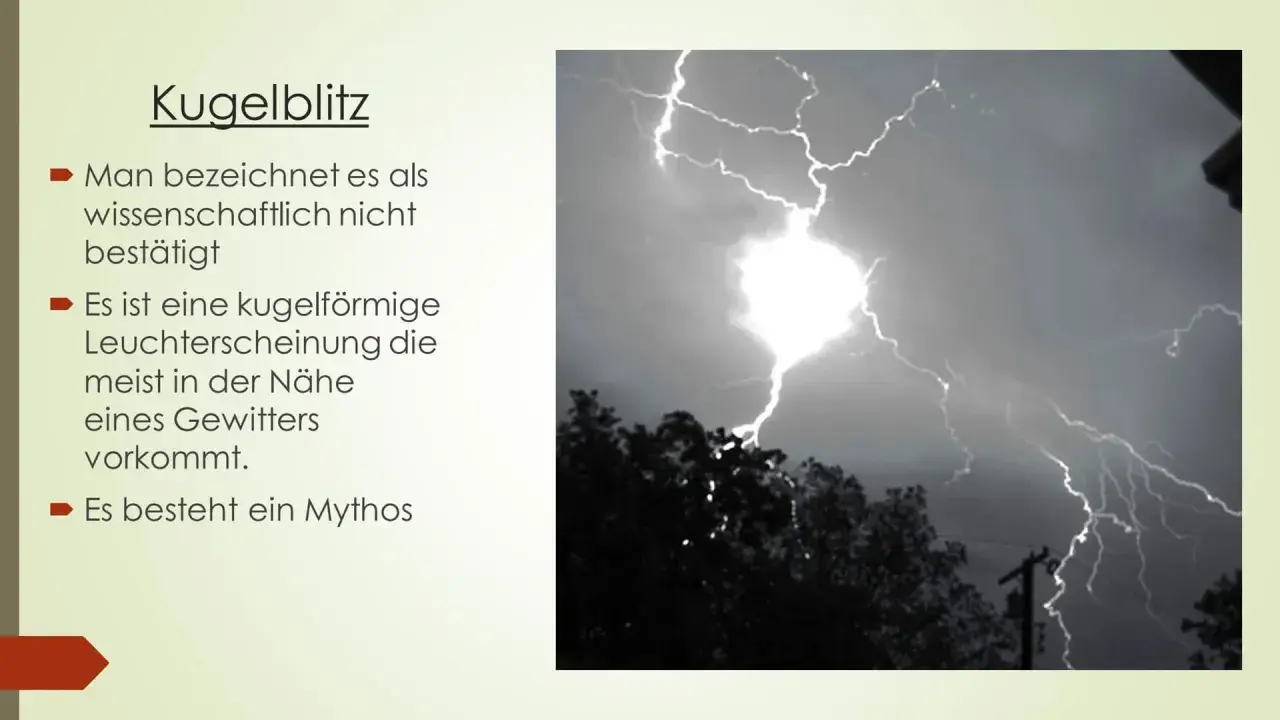 Gewitter mit Blitzen, die zeigen, wie entstehen blitze. Ein kugelförmiger Lichtball, der oft bei Gewittern auftritt.