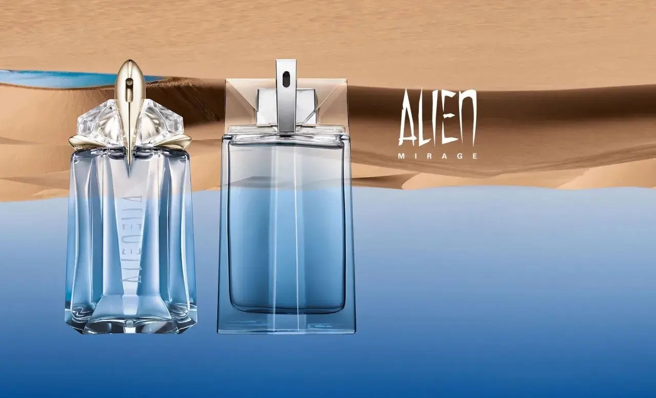 Dwa flakony perfum Mugler Alien Mirage na tle pustynnego krajobrazu. Jeden flakon ma złoty, futurystyczny korek, drugi prostokątny, srebrny.