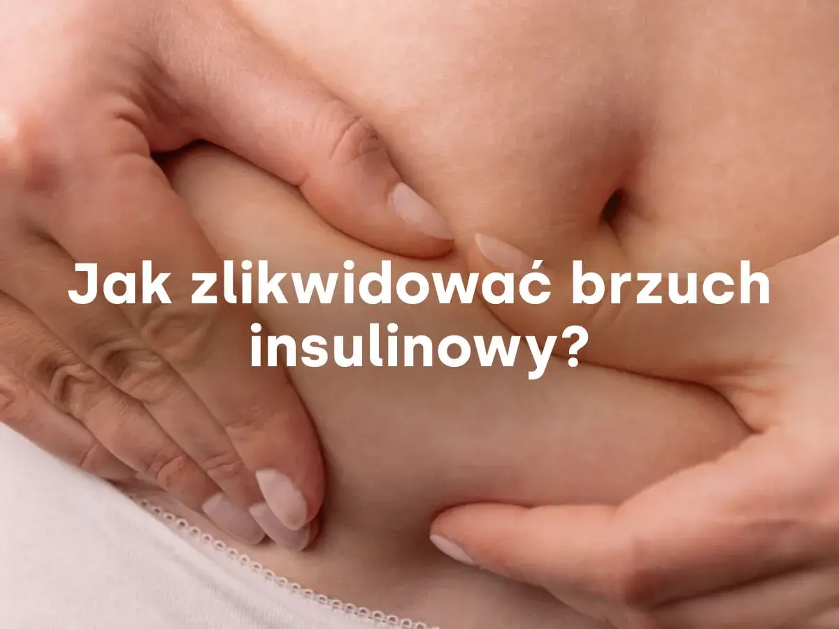 Dłonie ściskają skórę na brzuchu, sugerując problem z nadwagą, znaną jako brzuch insulinowy.