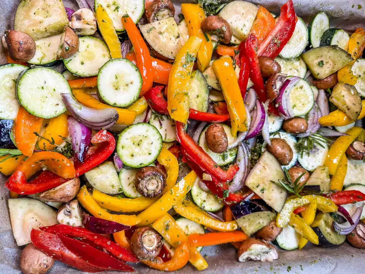 Buntes Gemüse wie Zucchini, Paprika, Pilze und rote Zwiebeln, mariniert für italienische Antipasti.