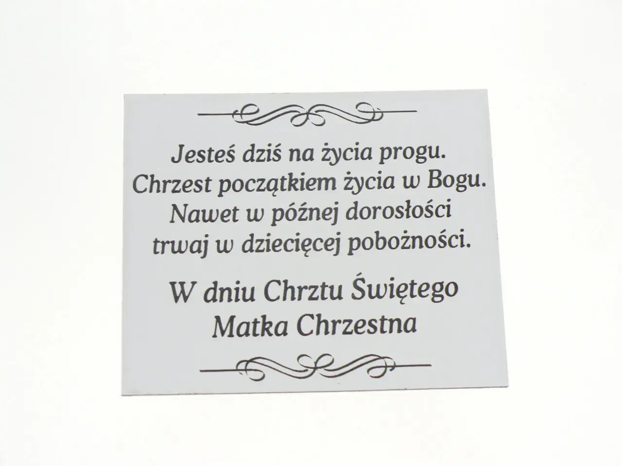 Wzruszające cytaty o rodzicach chrzestnych na pamiątkowej kartce: "Chrzest początkiem życia w Bogu. Nawet w późnej dorosłości trwaj w dziecięcej pobożności.