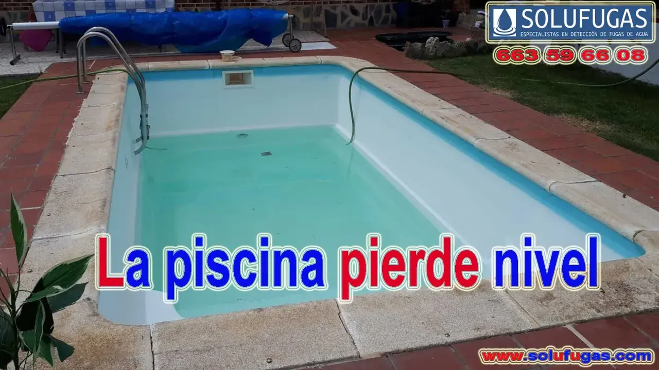 Piscina con nivel bajo de agua, indicando la necesidad de reparar piscina. Empresa Solufugas especializada en fugas.