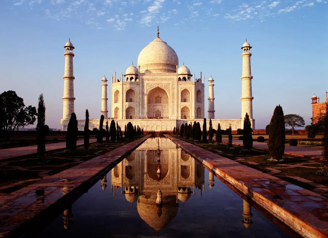 Das Taj Mahal, erbaut ab 1632, spiegelt sich im Wasser. Ein Meisterwerk der Architektur.