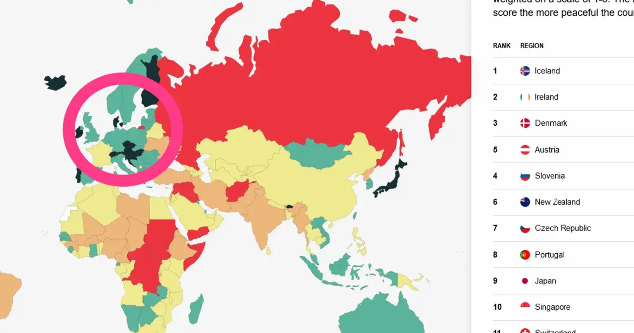 Mapa świata z zaznaczonymi najbezpieczniejszymi krajami świata. W Europie zielone obszary wskazują na wysoki poziom bezpieczeństwa.