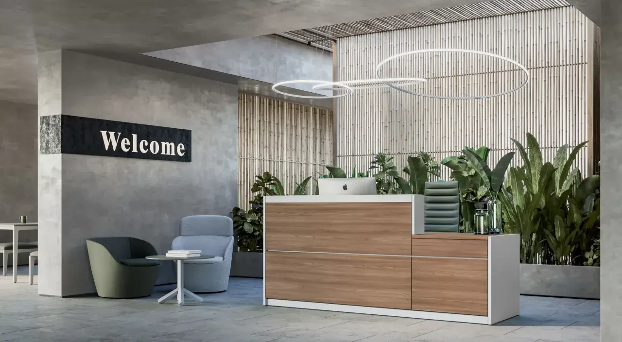 Accogliente reception con bancone in legno, piante rigogliose e un cartello "Welcome". Ideale per la gestione front office.