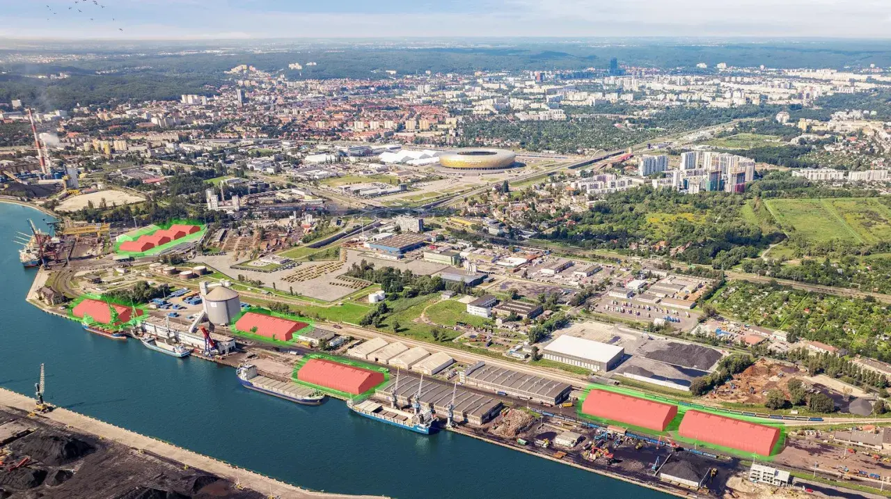 Port w Gdańsku z zaznaczonymi terenami pod magazyny zbożowe. Widok z lotu ptaka na miasto i infrastrukturę portową.