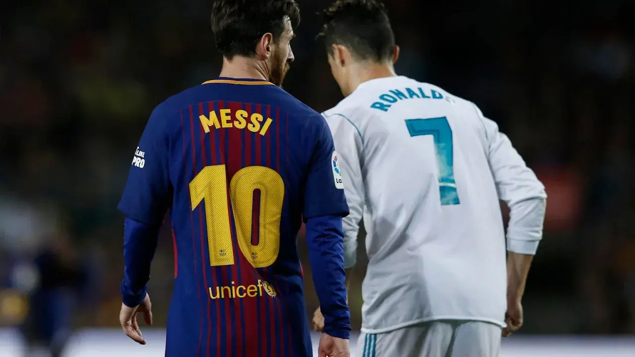 Messi i Ronaldo stoją obok siebie. Kto jest lepszy? Odwieczne pytanie fanów piłki nożnej.