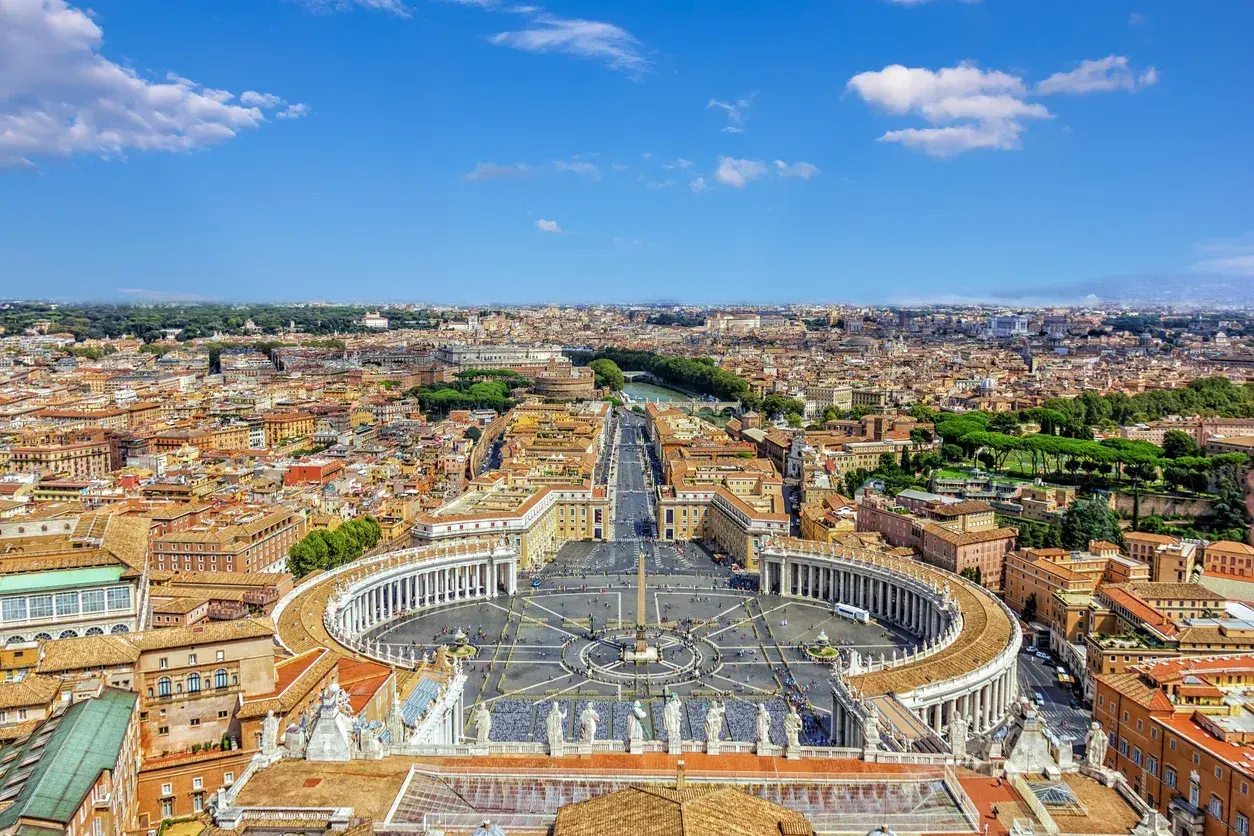 Vista aerea di Piazza San Pietro, Roma. Un luogo iconico, quasi un "giro delle sette chiese" moderno per la sua grandezza.