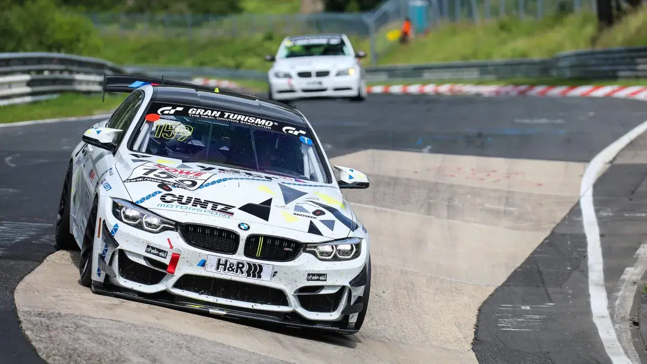 Ein weißer BMW mit der Startnummer 159 auf einer Rennstrecke. Die Frage, wie viel verdient ein Rennfahrer, bleibt offen.