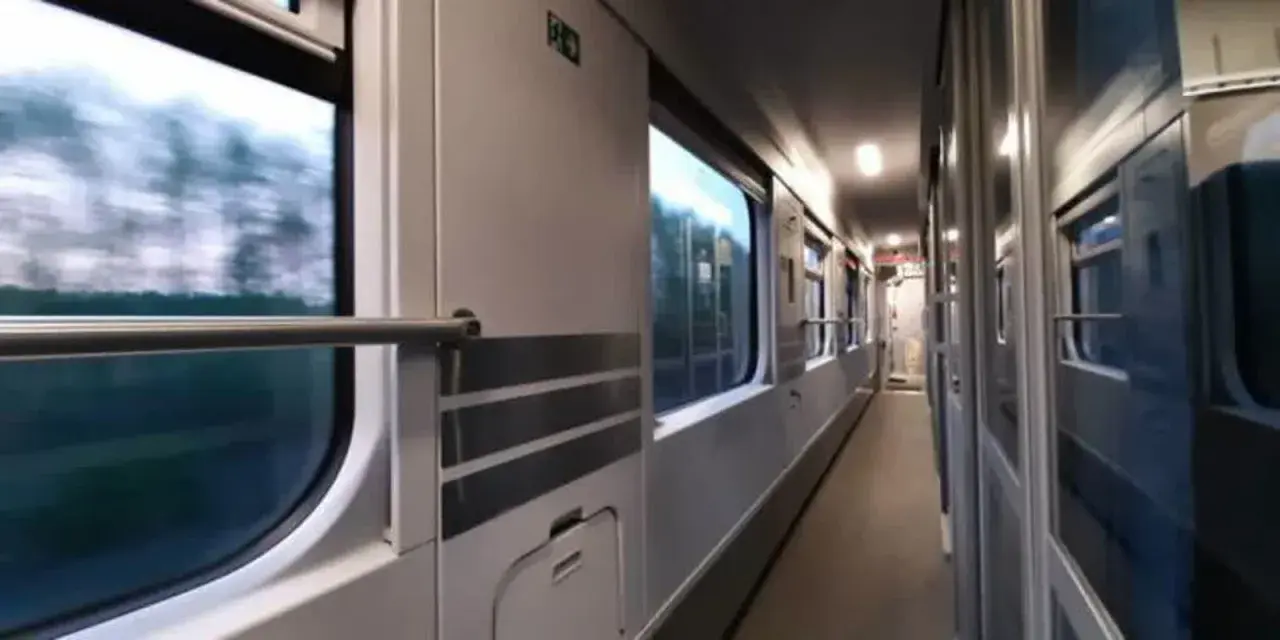 Korytarz pociągu PKP, podróż z Lublina do Kołobrzegu. Widok na okna i drzwi wagonu.