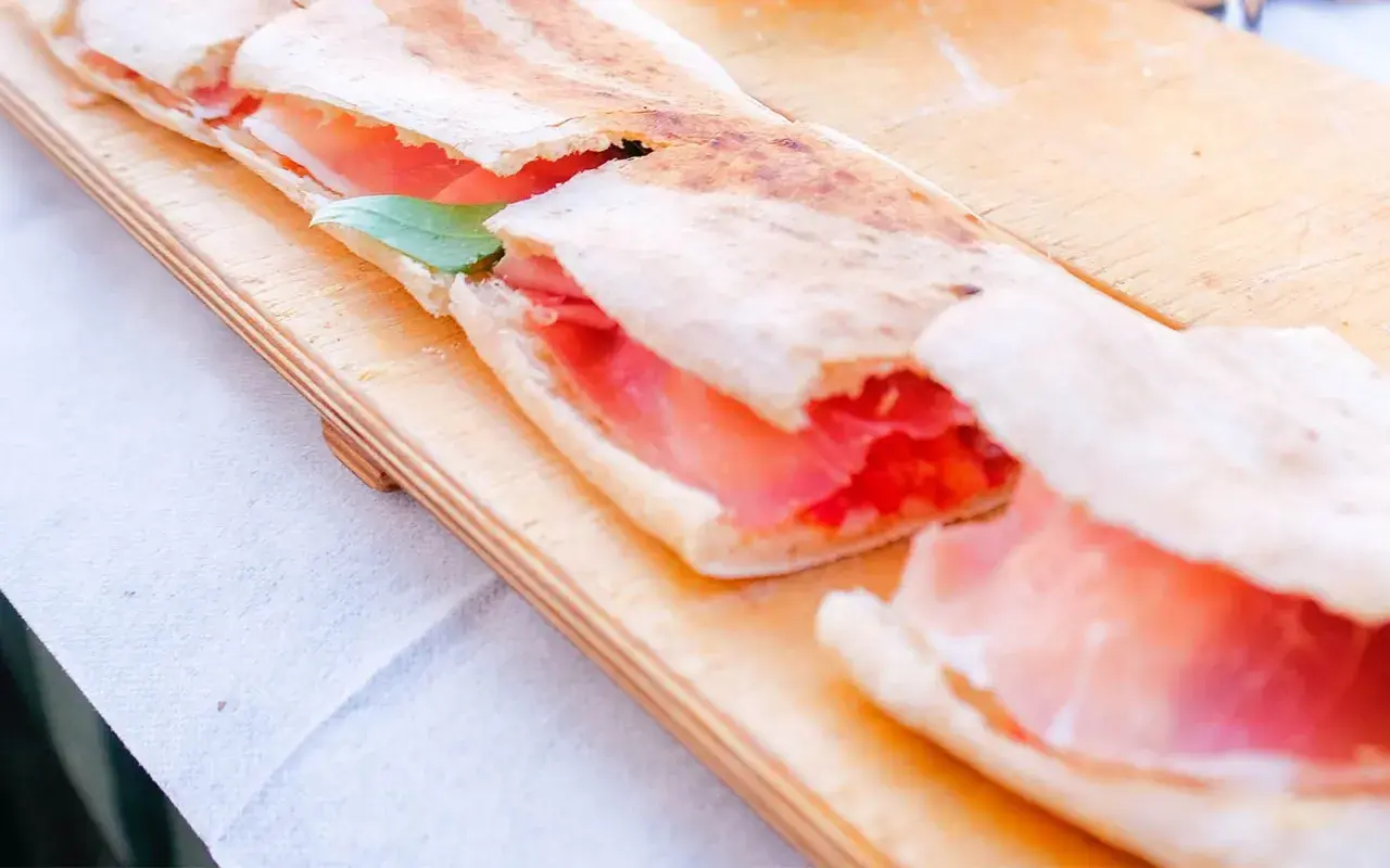 Paposcia Peschici, focaccia ripiena di prosciutto crudo e pomodoro, un sapore autentico del Gargano.