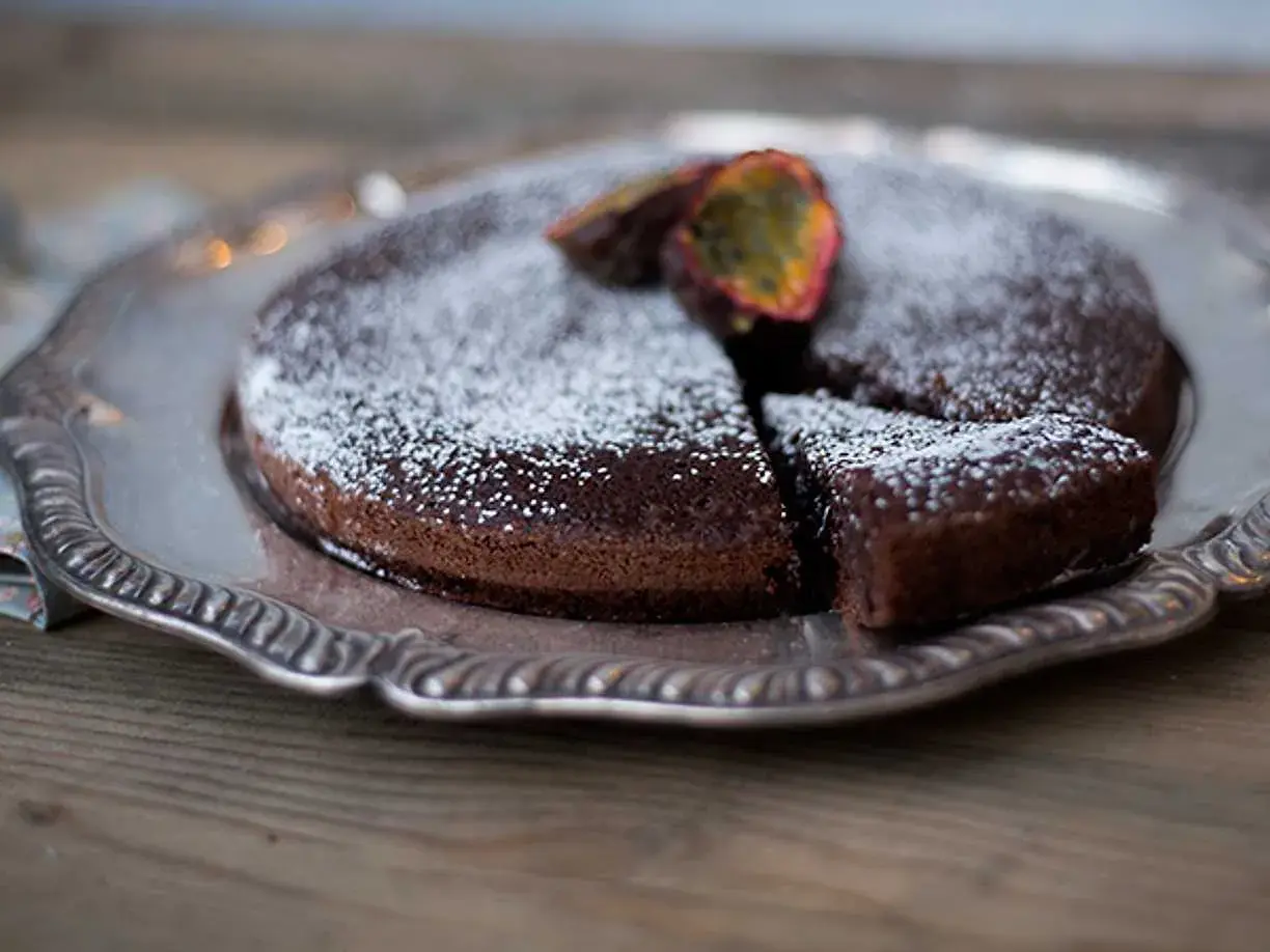 Kladdkaka med florsocker och passionsfrukt. Ett perfekt kladdkaka recept för fikat.