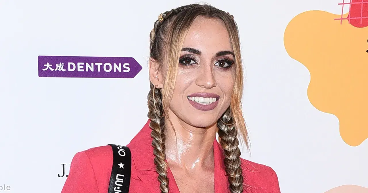 Marianna Schreiber kiedys, w różowej marynarce, z warkoczami i wyrazistym makijażem.