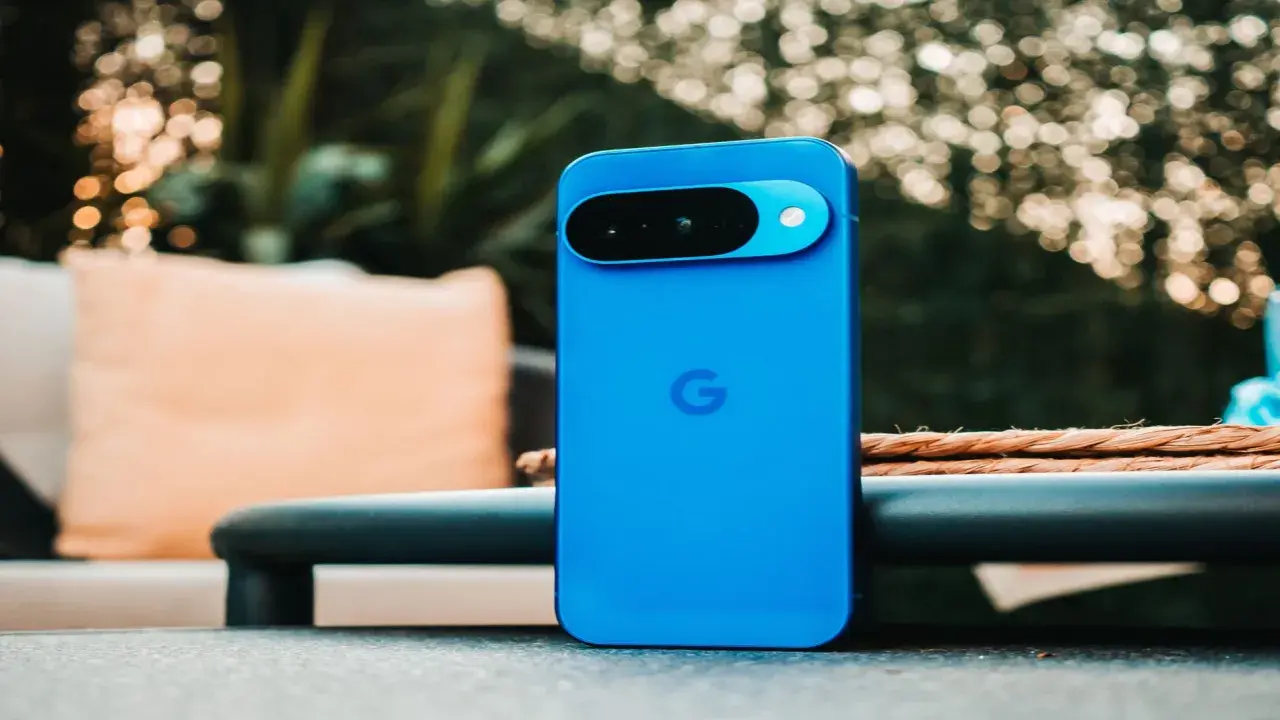 El nuevo Pixel 10, azul vibrante, descansa sobre una mesa exterior, listo para capturar la vida.