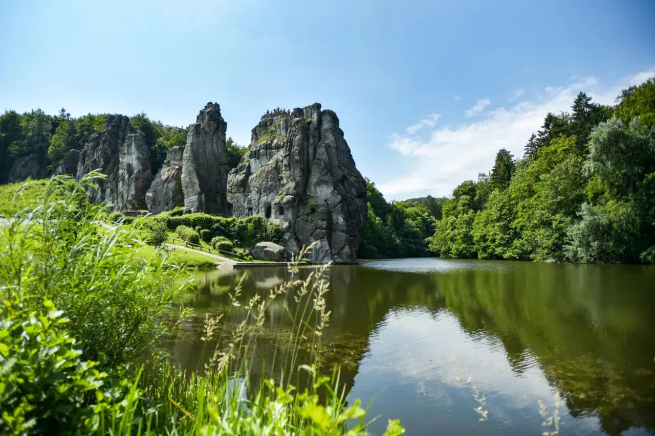 Felsenmeer mit See und grünen Bäumen, ideal für komoot wandern NRW.
