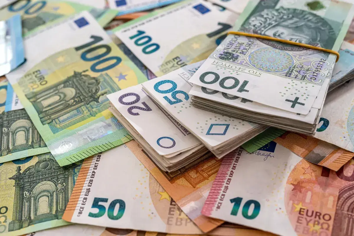 Stos banknotów euro i polskich złotych, symbolizujący jednorazową amortyzację de minimis.