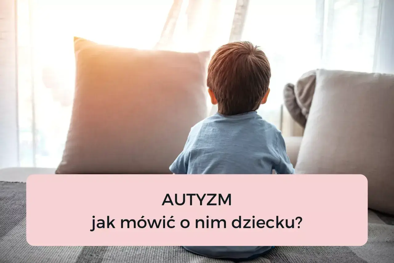 Chłopiec siedzi na kanapie. Na różowym tle napis: "AUTYZM jak mówić o nim dziecku?".