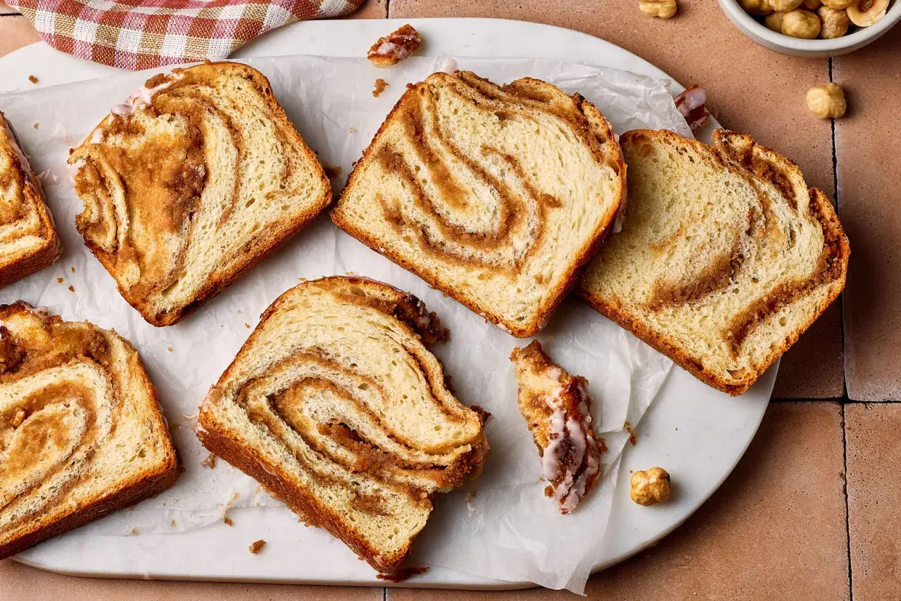 Süßer Nusszopf, frisch gebacken, mit zarter Glasur. Dieses Nusszopf Rezept ist ein Genuss!