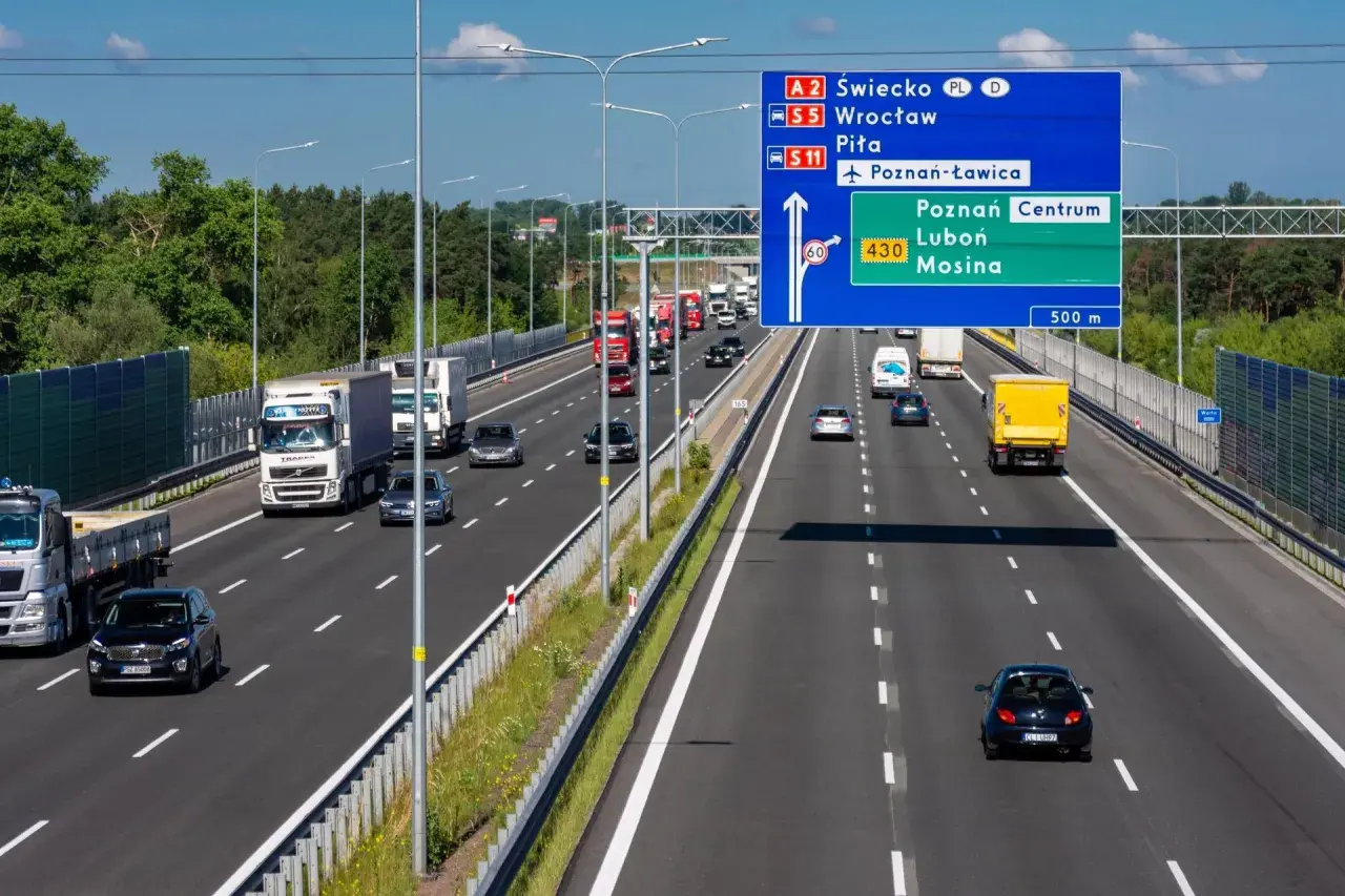 Autostradą A2 i S5 w kierunku Poznania. Znak drogowy podpowiada, ile kosztuje przejazd autostradą z Warszawy do Poznania, wskazując odległość 430 km.