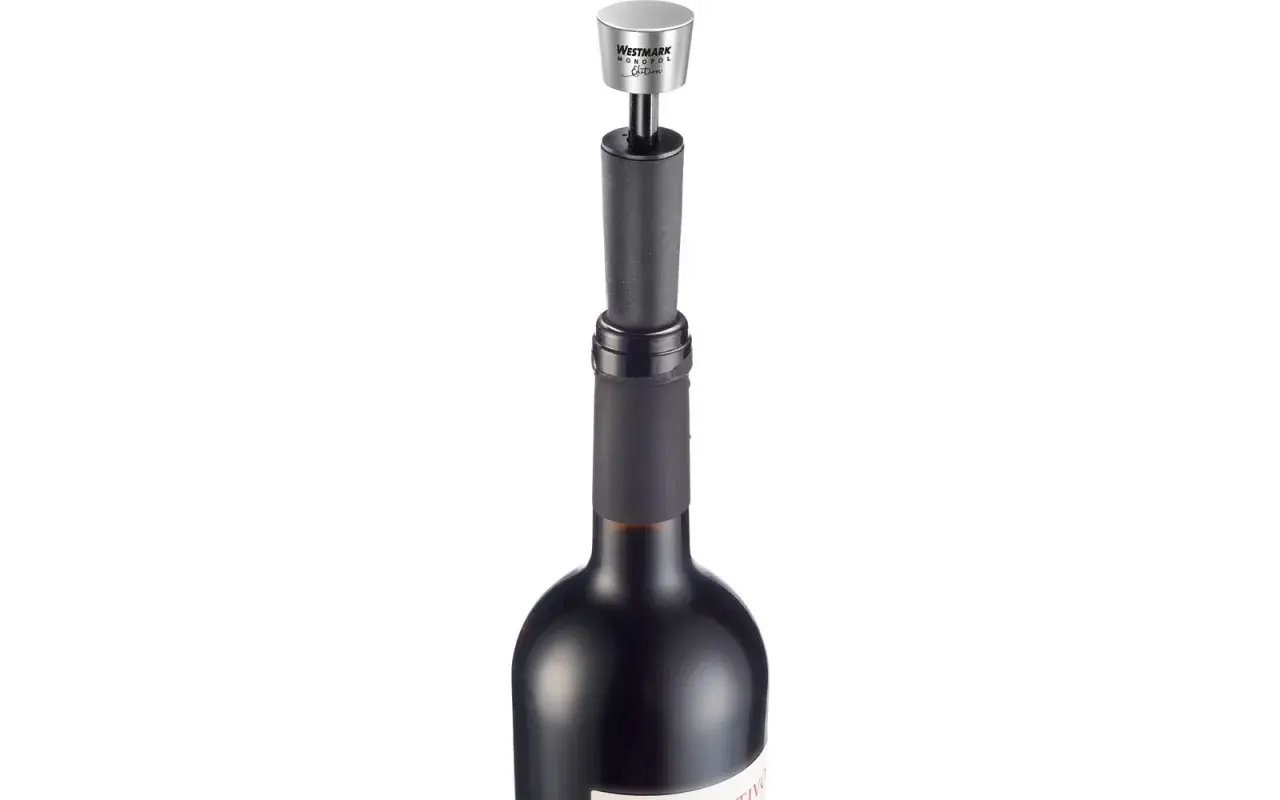 Wein vakuumpumpe test: Westmark Monopol Edition schließt eine Weinflasche luftdicht ab.