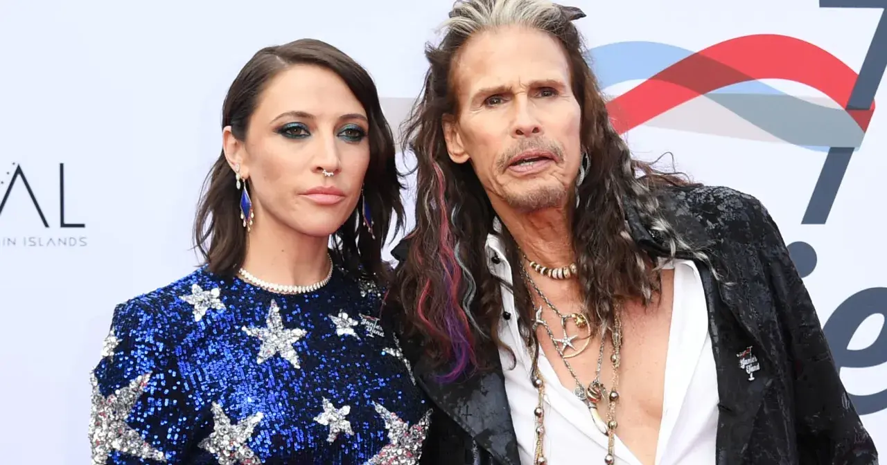 Steven Tyler z zespołu Aerosmith i jego partnerka na czerwonym dywanie.