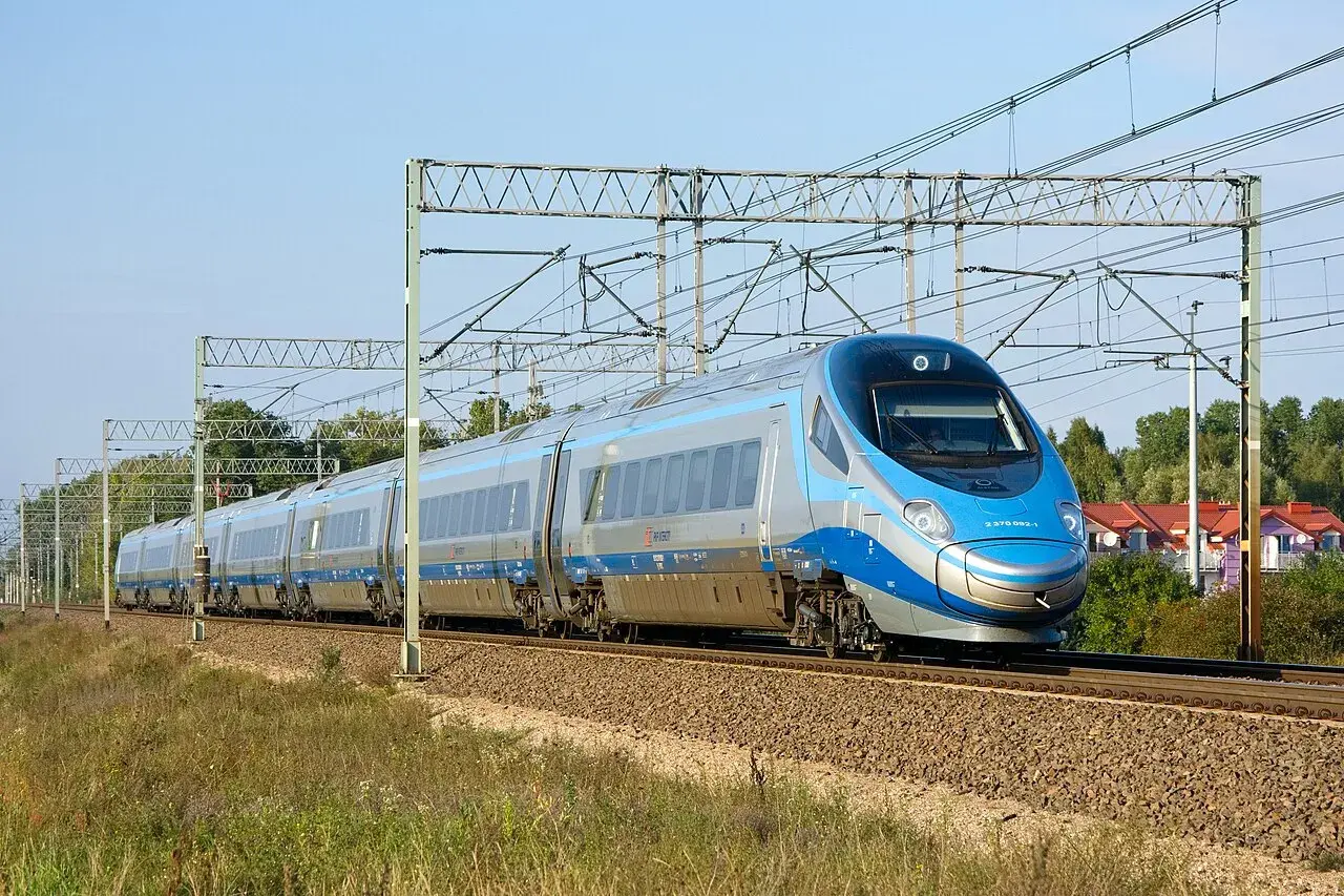 Pendolino EIP 2370 002-1 pędzi po torach.