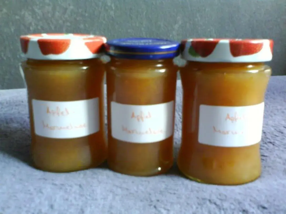 Drei Gläser hausgemachte Apfelmarmelade, bereit zum Genießen. Ein einfaches Apfelmarmelade Rezept, das schmeckt!