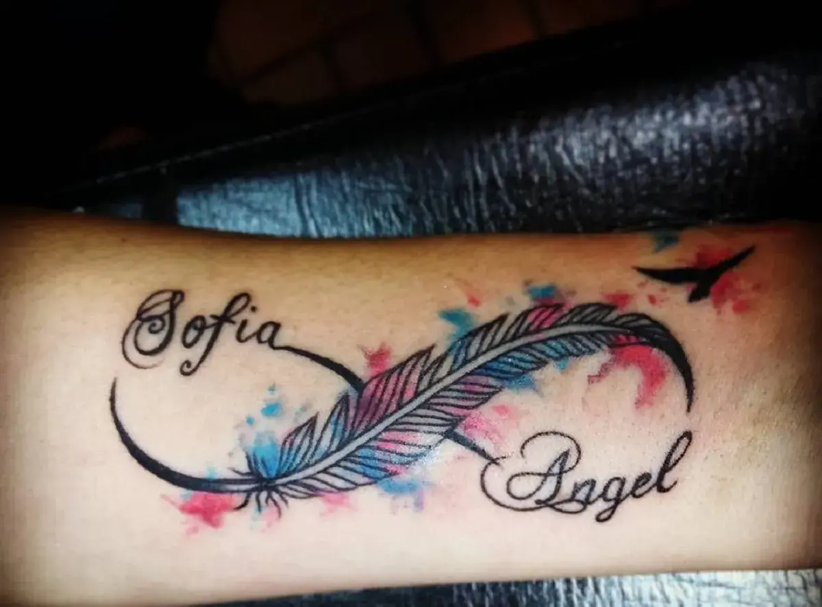 Tatuaż rytualny: nieskończoność z piórem, imionami Sofia i Angel oraz ptakiem.
