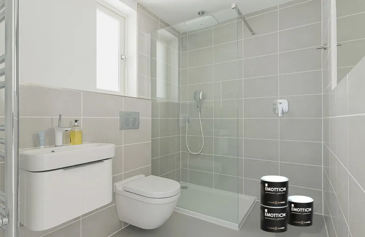 Bagno moderno con piastrelle grigie, doccia a filo pavimento e due barattoli di pittura per piastrelle.