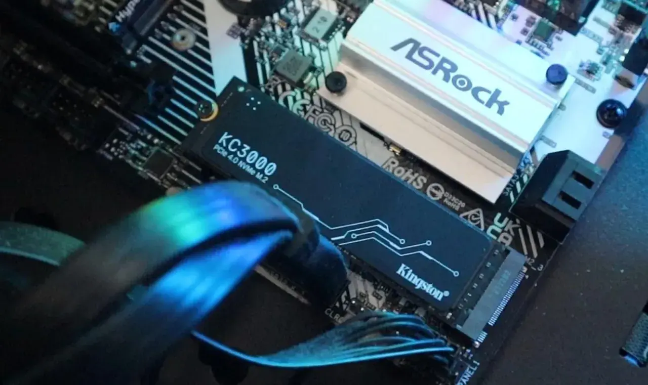 Dysk Kingston KC3000 z interfejsem pcie 4.0 NVMe M.2 zamontowany na płycie głównej ASRock.