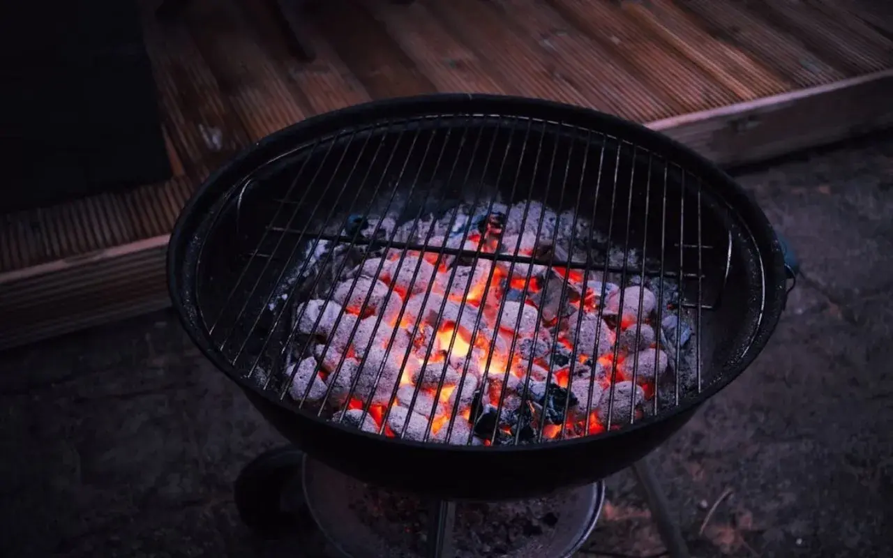 Brasero de barbecue prêt à l'emploi, avec des braises rougeoyantes. La question est : combien de charbon pour un barbecue réussi ?