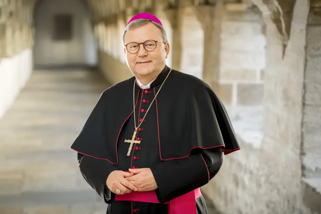 Bischof Bode in Amtstracht mit Mitra und Kreuz.