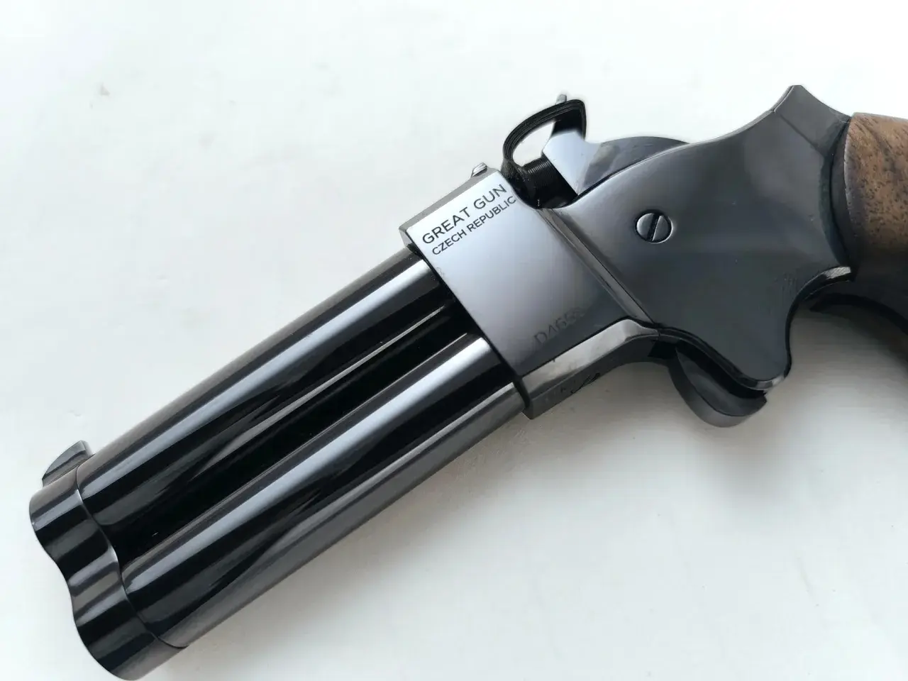 Błyszczący, czarny derringer "Great Gun" z Czech, z drewnianą rękojeścią.