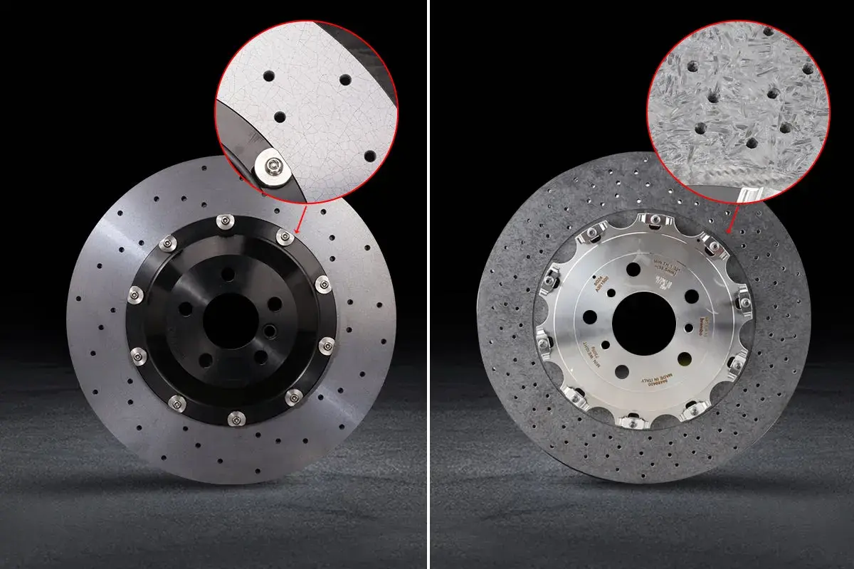 Zwei Bremsscheiben im Detail: Links eine Stahlbremsscheibe mit feinen Rissen, rechts eine Carbon-Keramik-Bremsscheibe, wie sie bei einem Porsche verbaut wird.
