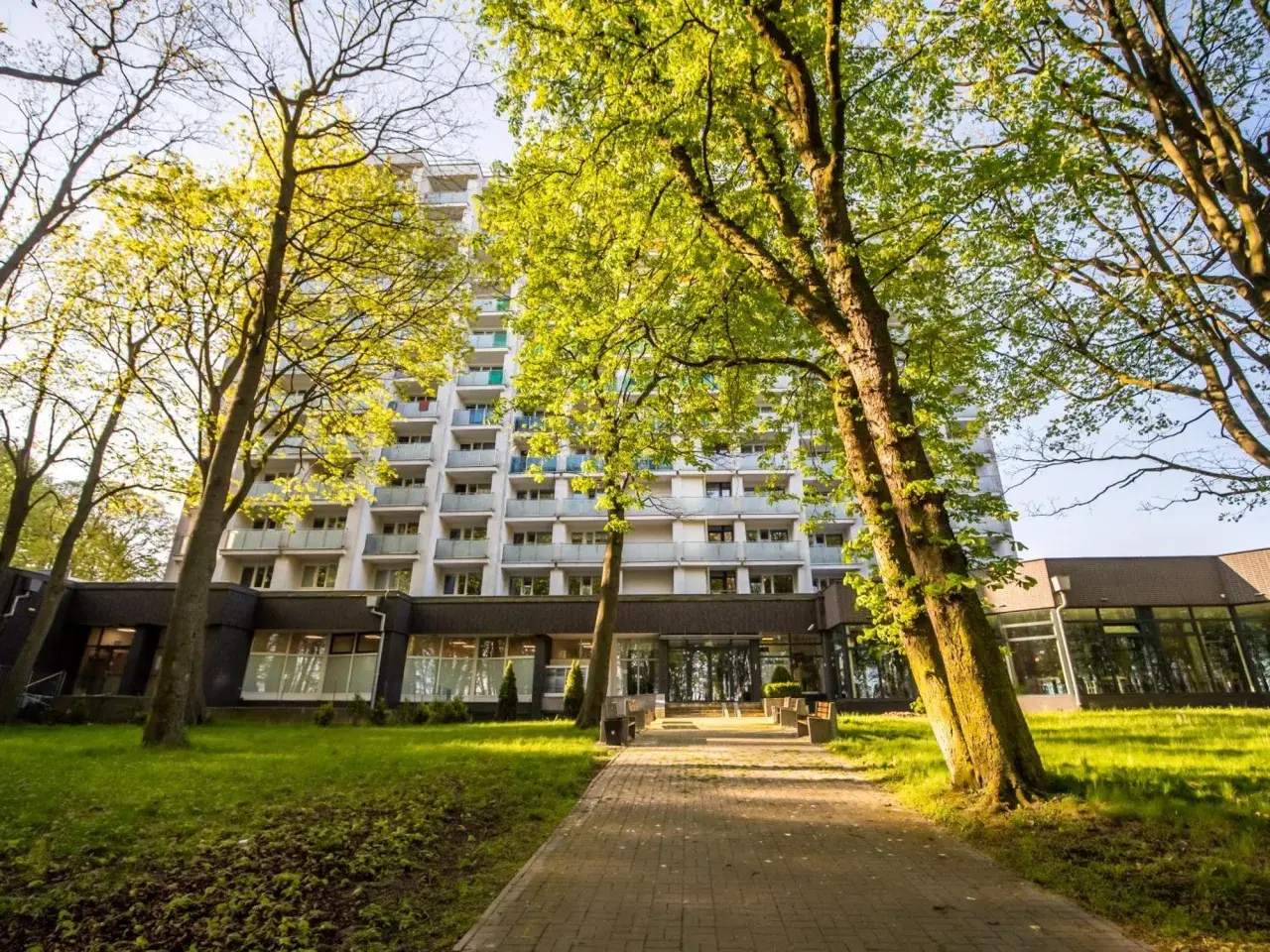Sanatorium Perła Bałtyku, otoczone zielenią, zaprasza na wypoczynek. Sprawdź opinie i przekonaj się sam!