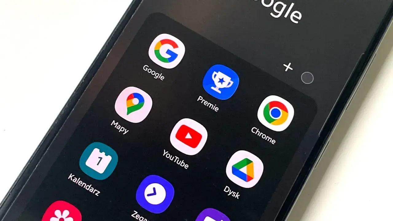 Ekran telefonu z ikonami Google, Mapy, YouTube, Chrome. Jak wylogować konto Google z innych urządzeń?