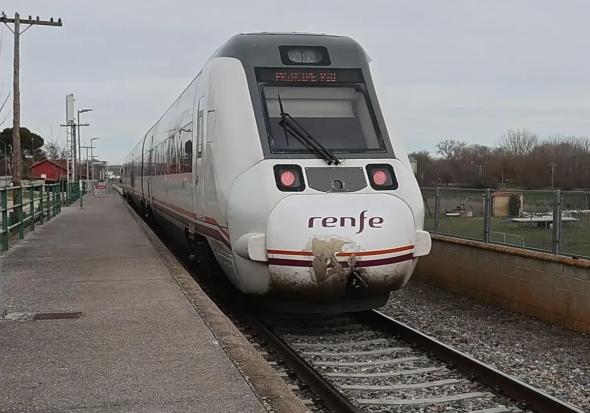Tren Renfe en estación, listo para el viaje de Madrid a Salamanca.