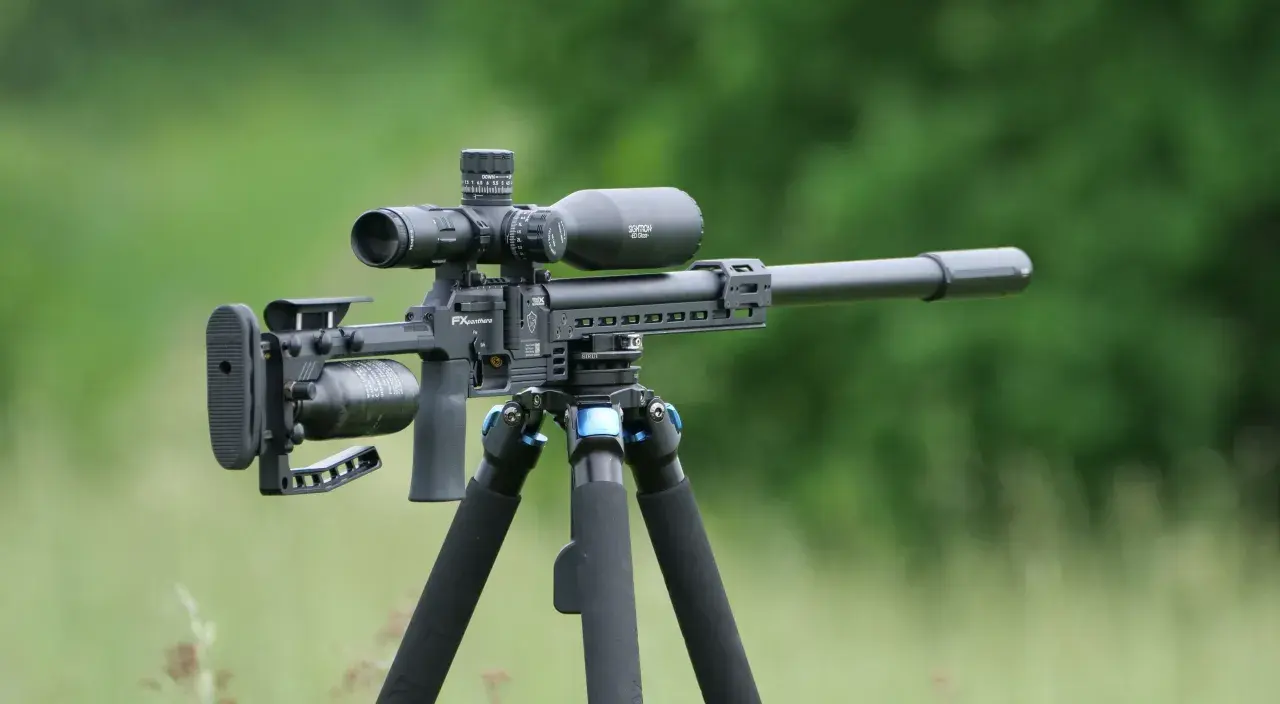 Carabine à air comprimé 100 joules, modèle FX Panthera, équipée d'une lunette Sightron, sur trépied Sirui.
