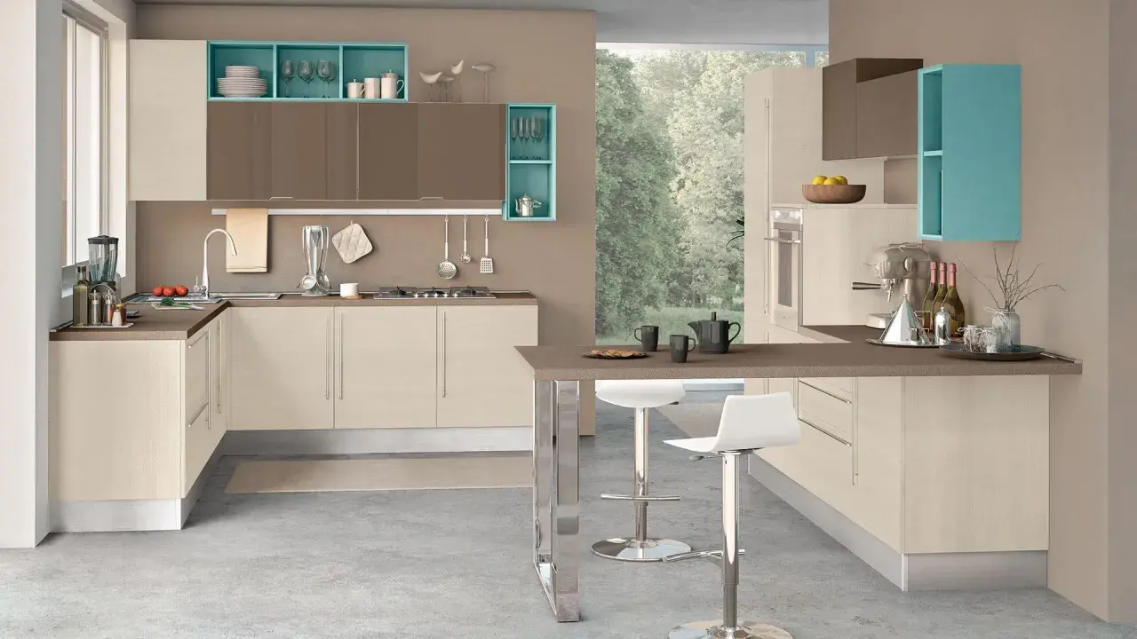 Cucina moderna con pensili color tortora e turchese, perfette idee pitture per cucina. Tavolo snack con sgabelli bianchi.