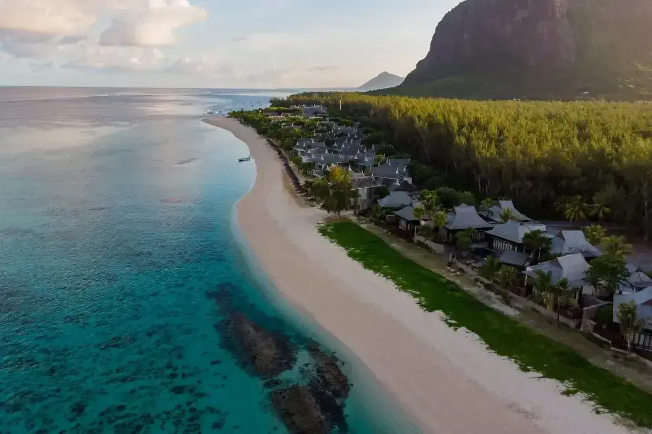 Rajska plaża na Mauritiusie, z turkusową wodą i luksusowymi willami. Zastanawiasz się, ile się leci na Mauritius?