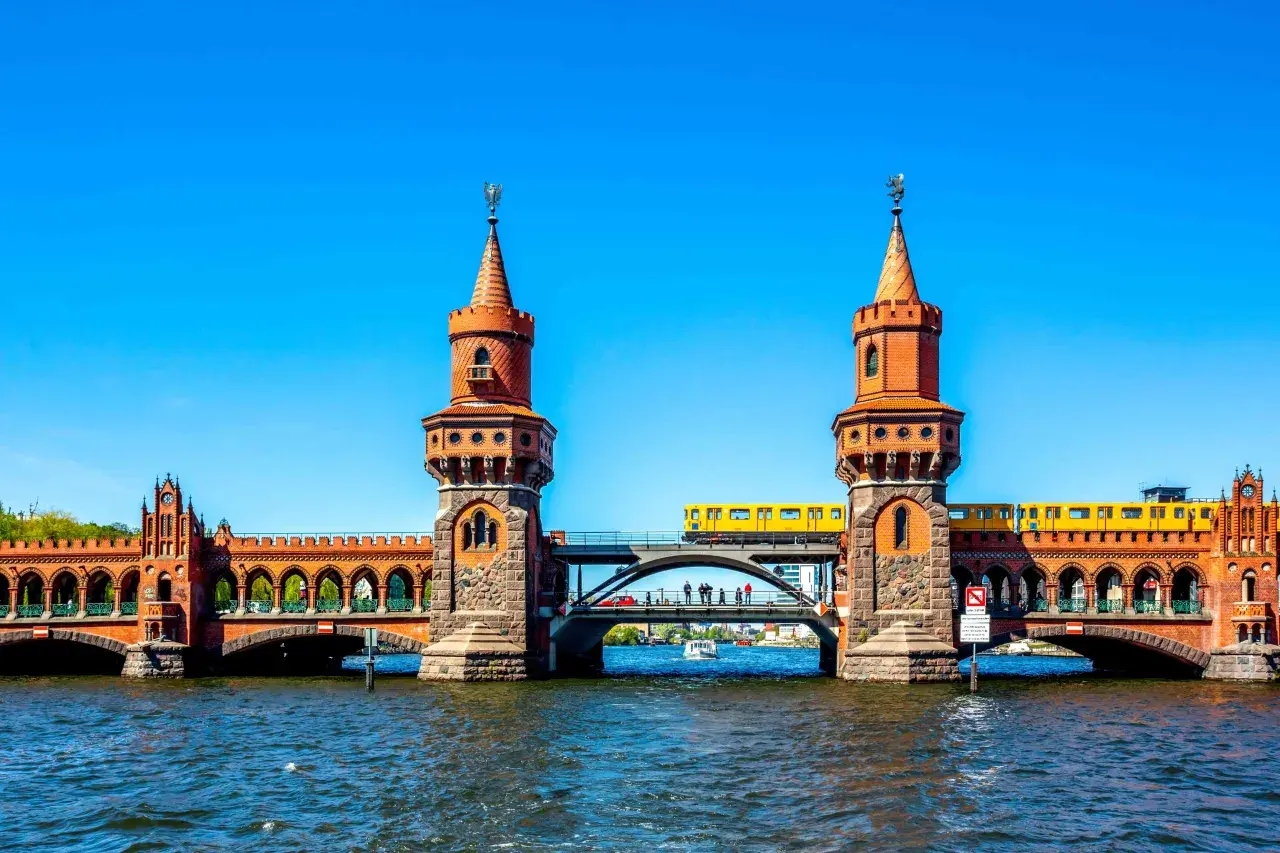 Oberbaumbrücke, ein Wahrzeichen Berlins und ein toller Ort, um die Stadt zu erkunden. Kostenlose Orte zum Besuchen in Berlin.