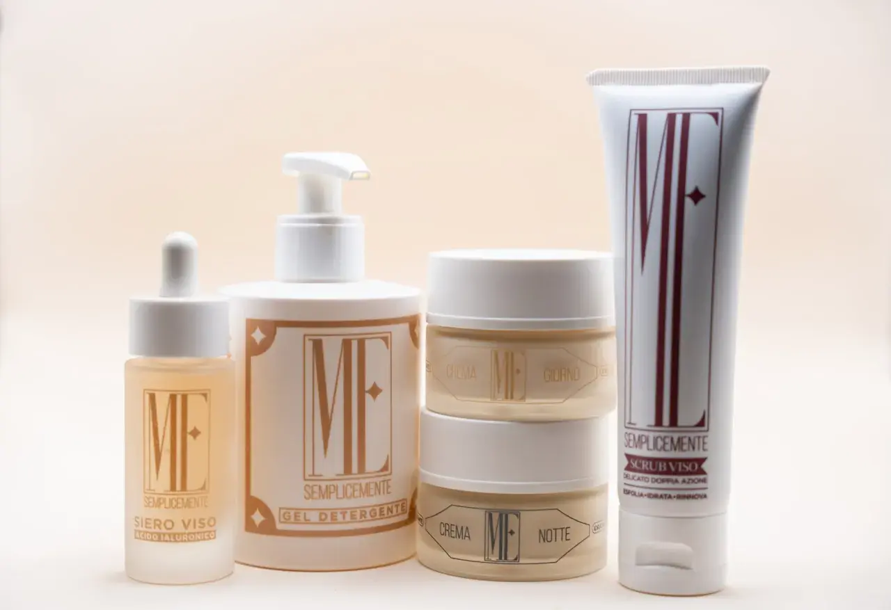 Un kit skin care ME Sempli-cemente: siero viso, gel detergente, creme giorno/notte e scrub viso.