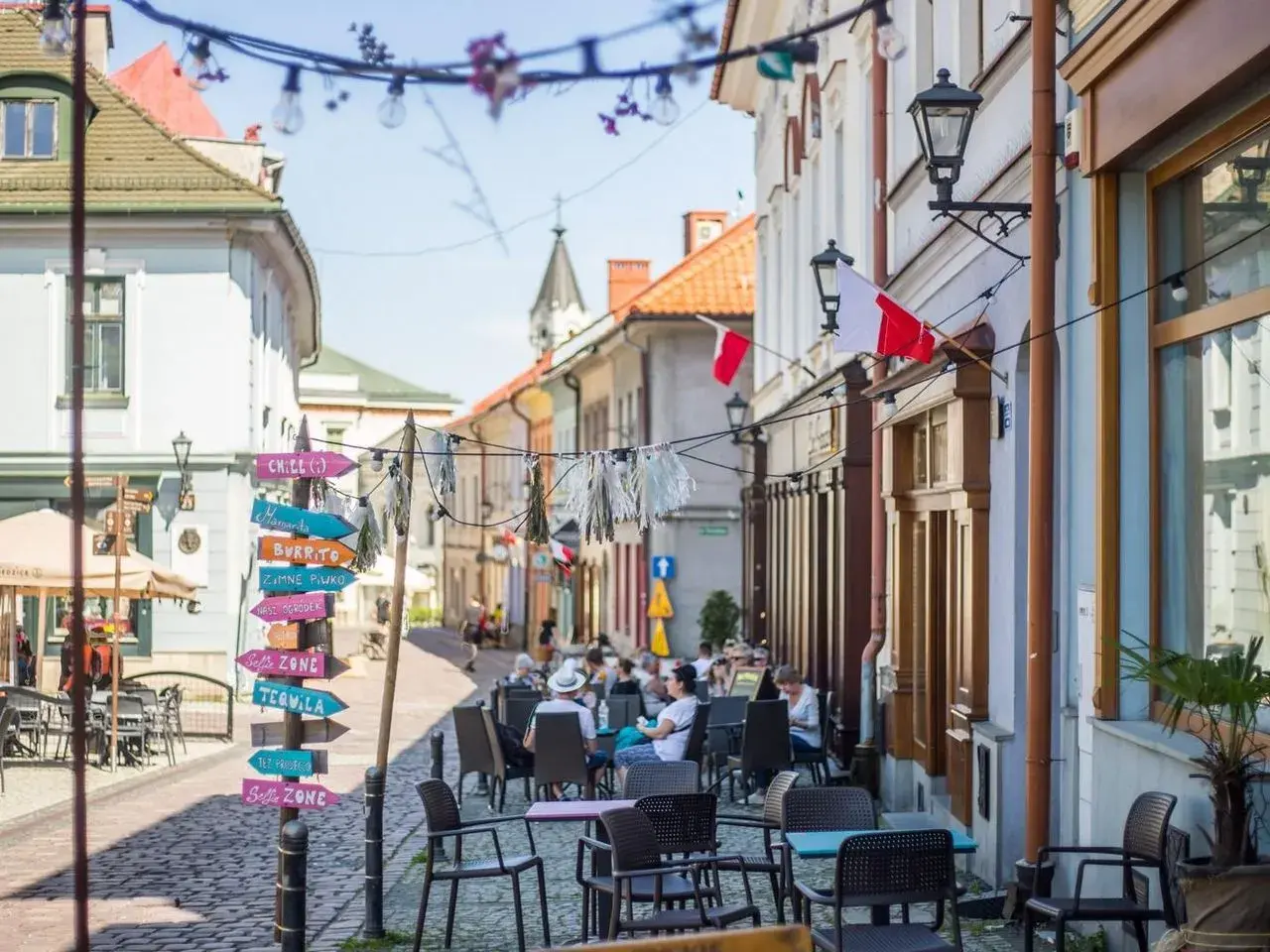 Ulica w polskim miasteczku przypomina Wiedeń. Kolorowe szyldy wskazują drogę do "Chill", "Burrito" i "Tequili".