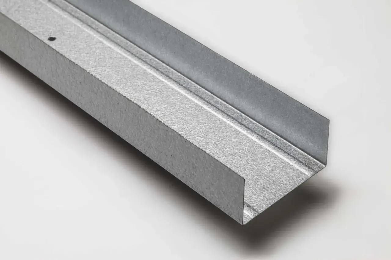 Profilato metallico zincato, ideale come rinforzo cartongesso per cappa, garantisce stabilità e durata.