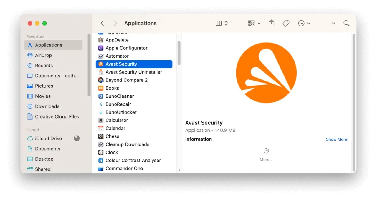 Widok folderu Aplikacje na Macu, gdzie zaznaczony jest "Avast Security". Obok widoczny jest jego pomarańczowy logotyp. To pierwszy krok, by dowiedzieć się, jak odinstalować Avast.