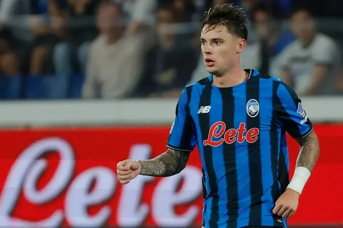 Piłkarz Atalanty w niebiesko-czarnej koszulce z logo "Lete" podczas meczu z Udinese.